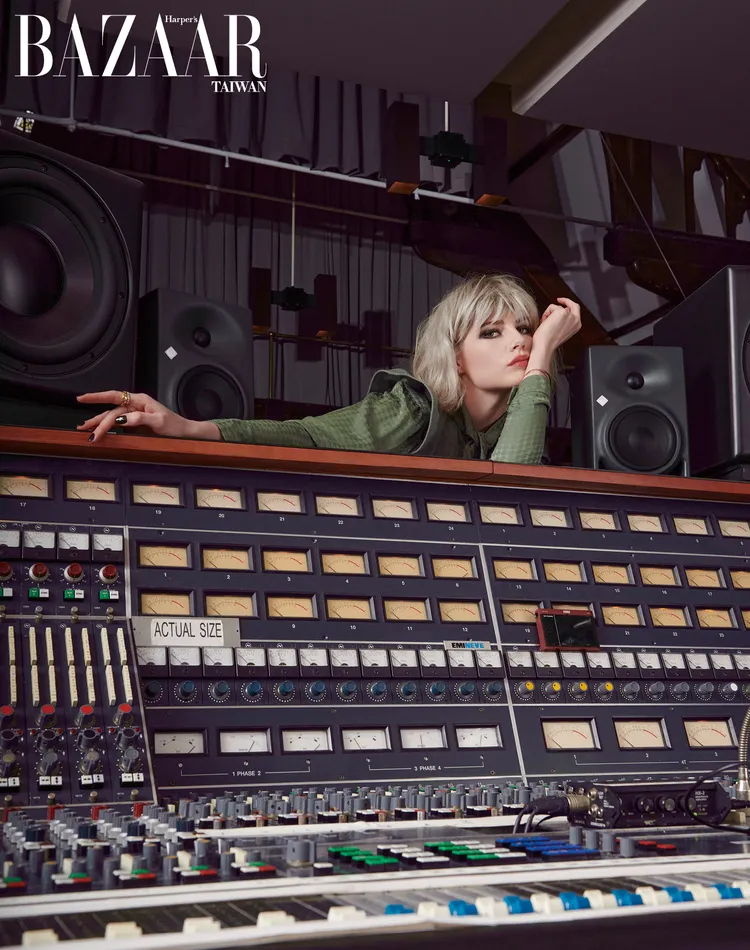 Lucy Boynton拍攝《Harper’s BAZAAR》封面。《Harper’s BAZAAR》國際中文版提供