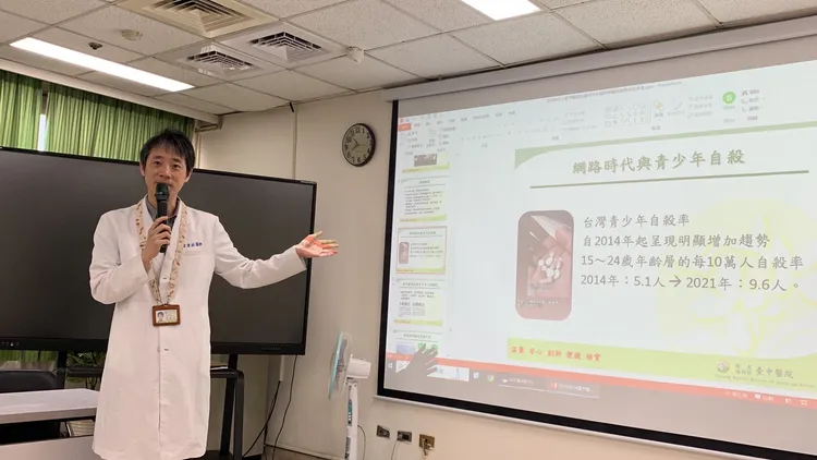 章秉純醫師提醒家長，如果親子溝通後仍無法改善孩子行為，建議陪孩子至精神科專科醫師門診。台中醫院提供