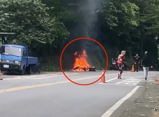 北宜公路火燒車「只剩骨架」！　重機撞電線桿冒熊熊火焰畫面曝