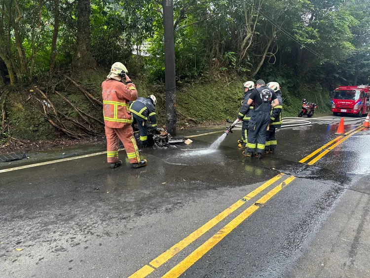 消防隊已到現場撲滅火勢。翻攝畫面