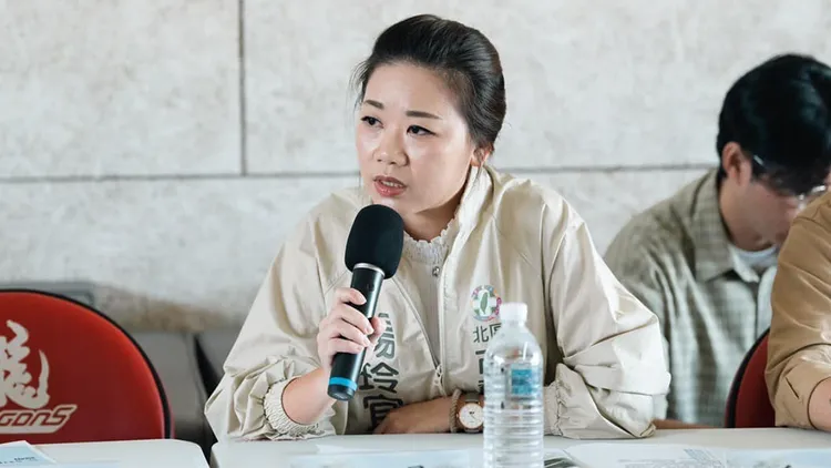 消防局要查洩密，楊玲宜憤怒開嗆：「我就是那個最大洩密者，都是我提供。來告吧！」翻攝自楊玲宜臉書