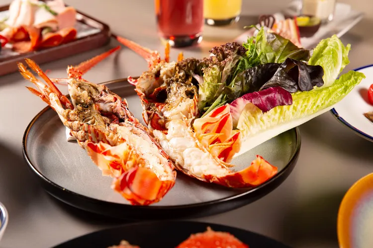 台北萬豪酒店Garden Kitchen主餐爐烤奶油香蒜龍蝦。業者提供