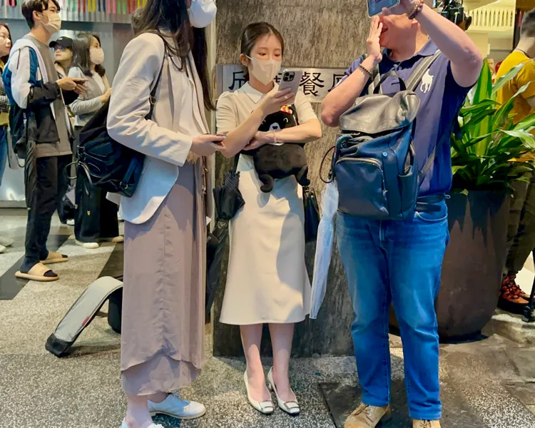 雞排妹（鄭家純）抱著台灣黑熊娃娃，準備送給黃仁勳。特勤中心攝