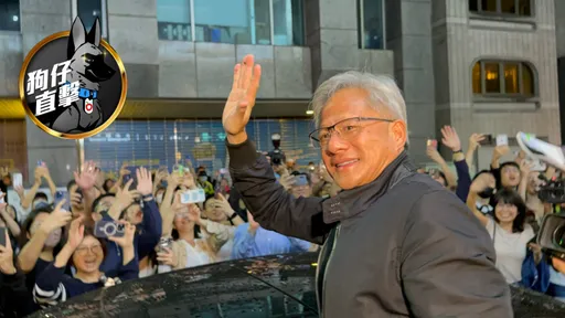 狗仔直擊|黃仁勳離台讀秒!狂簽15分鐘300粉暴動 雞排妹OL裝也瘋狂