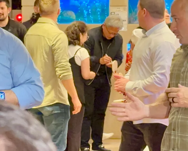 黃仁勳用餐完畢，幫仁愛國小學生簽名。特勤中心攝