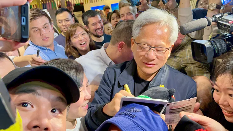 黃仁勳幫民眾簽平板電腦。特勤中心攝