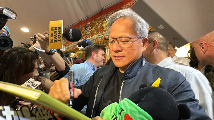 黃仁勳耐心幫粉絲簽名。特勤中心攝