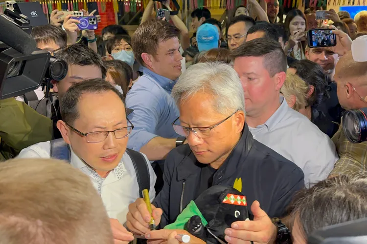 黃仁勳簽平板電腦。特勤中心攝