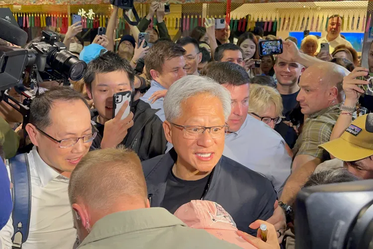 黃仁勳離台倒數！到欣葉台菜餐敘，300粉包圍狂簽15分鐘。特勤中心攝