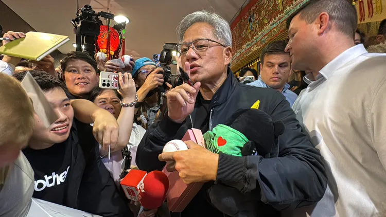 現場有些騷動，黃仁勳比噓要在場粉絲稍微安靜。特勤中心攝