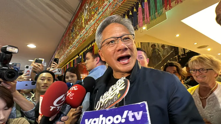 黃仁勳熱情跟粉絲打招呼。特勤中心攝