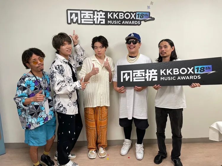 imase（中）去年9月到訪高雄參加KKBOX風雲榜，難忘海鮮粥的美味。翻攝imase IG