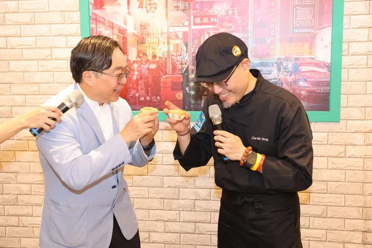 大成集團副總裁韓家寅(左)，法式藍帶主廚洪哲瑋(右)。業者提供