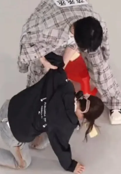 范丞丞抽走白鹿凳子害她跪倒在地，他有出手扶她一把。翻攝《奔跑吧》