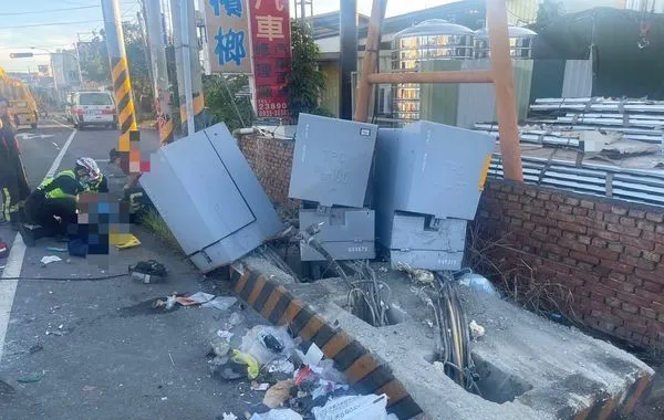 清潔工開車失控撞3電箱，車上4人受傷。翻攝畫面