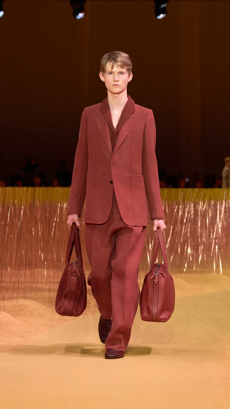 ZEGNA 2025夏季男裝運用陶土色呈現自然氣息。品牌提供