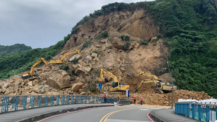 相關單位出動多輛挖土機搶通道路。葉先鵬攝