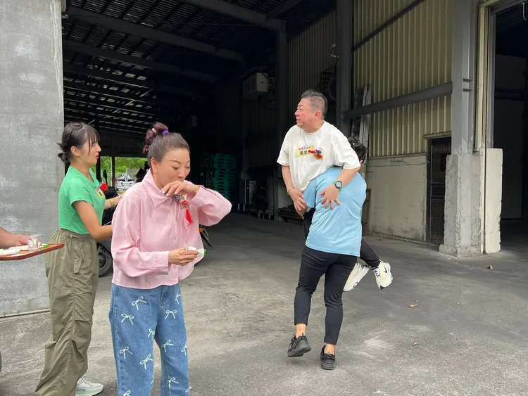 阿翔意外把董至成和楊繡惠送作堆。民視提供