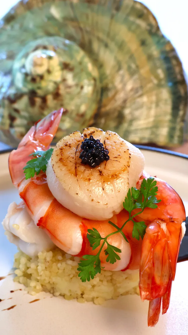 饗樂全日餐廳加價購主菜「海虎蝦 北海道干貝 野莓巴沙米克陳醋」。日月千禧提供