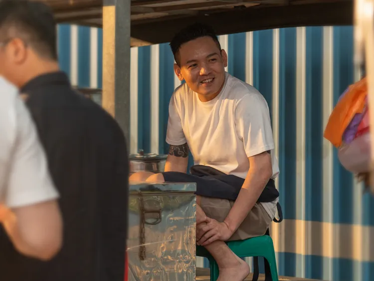 知名歌手春風於ONE BOY冰鋒衣廣告飾演小蜜蜂攤位老闆