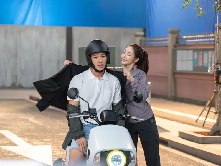 敏英為路邊炎熱的機車騎士披上冰鋒衣5.0