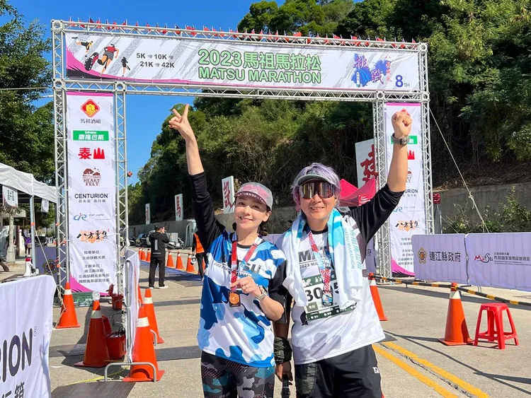 季芹和王仁甫去年參加馬拉松。芹仁PlayWhat提供