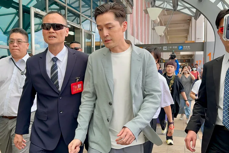 胡歌被百粉包圍走上保母車。特勤中心攝