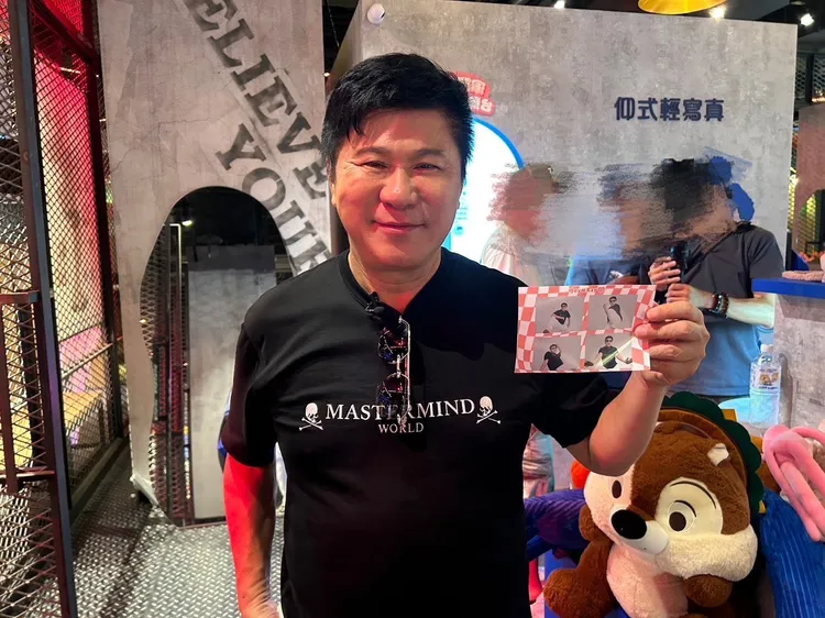 胡瓜玩最流行的仰角拍貼機。下面一位頻道提供