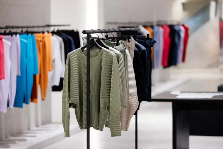 縐褶面料的運用是三宅一生的招牌。品牌提供