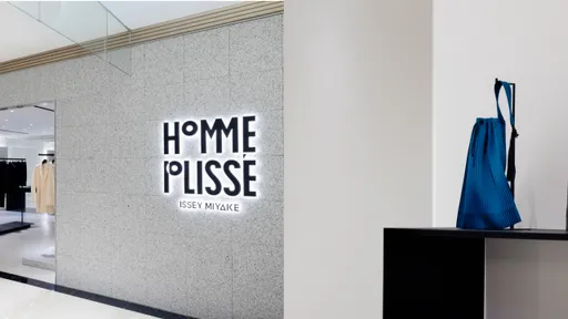 HOMME PLISSÉ ISSEY MIYAKE新店開幕　端口袋縐褶包、獨家季節色搶客
