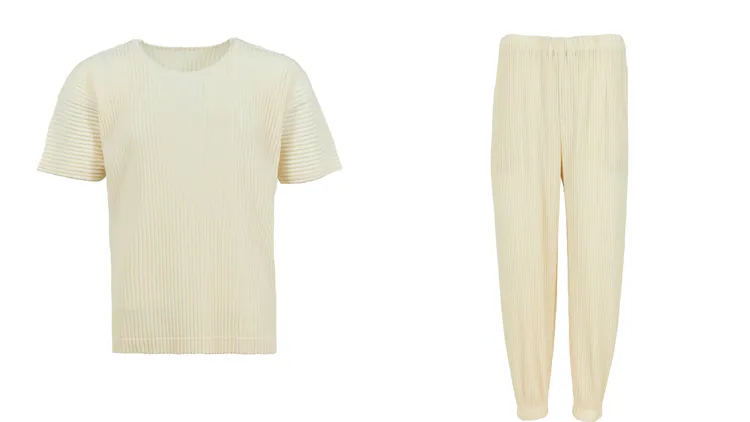 六月季節色圓領短袖上衣（左）7300元、六月季節色縮口長褲1萬4800元。品牌提供