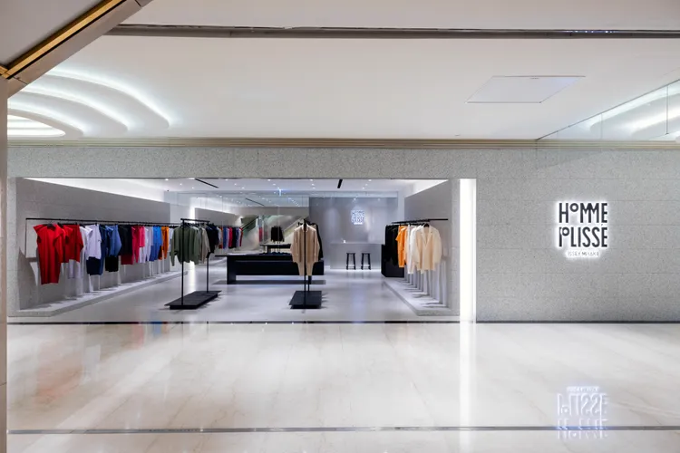 全新店裝運用低調色系呼應著品牌不過度張揚的風格。品牌提供