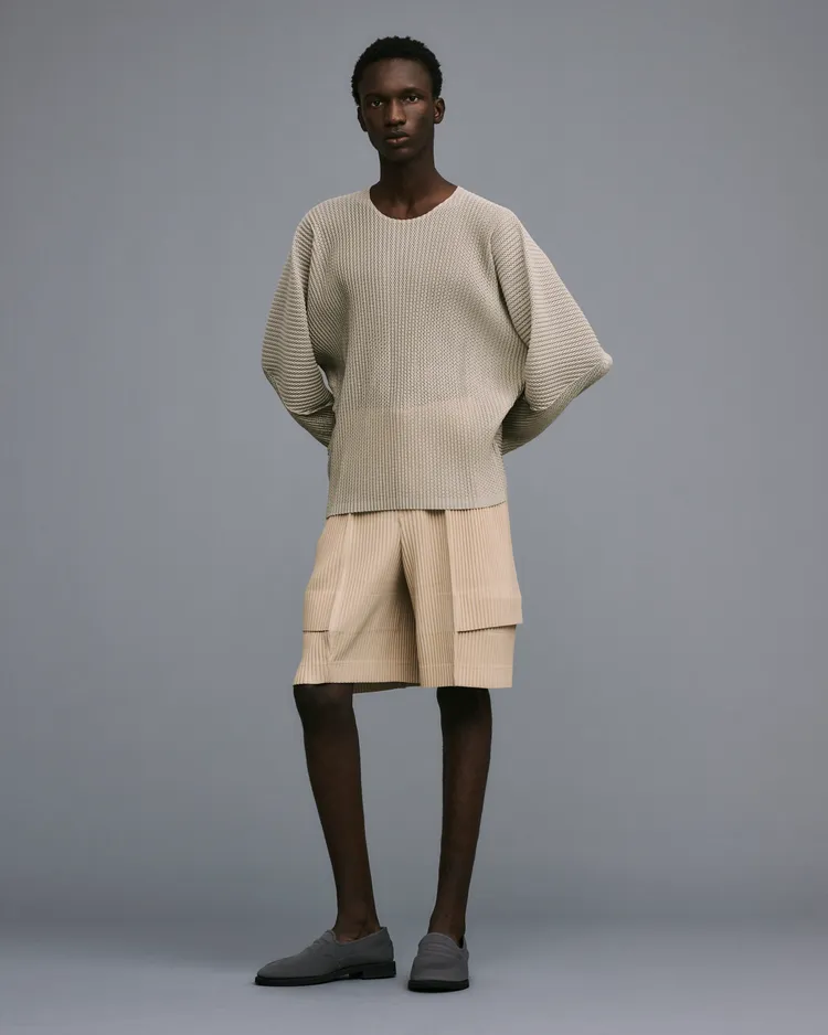 輕盈網眼造型長袖上衣1萬2300元、層疊工裝口袋短褲1萬4300元。品牌提供