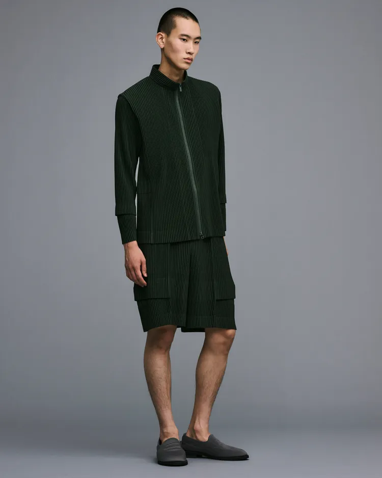 層疊工裝拉鍊夾克2萬3800元、層疊工裝口袋短褲1萬4300元。品牌提供