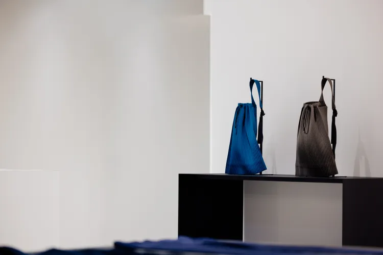 店內擺出全新登場的大容量口袋縐褶束袋包。品牌提供