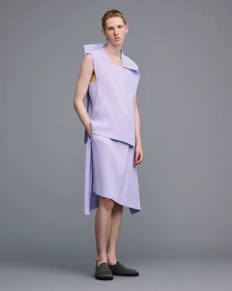 偏影矩形圓領背心1萬4300元、偏影矩形造型裙飾1萬8800元。品牌提供