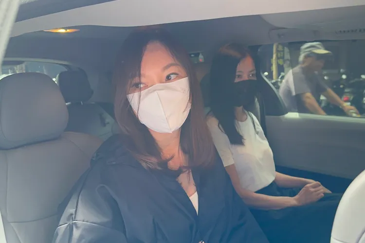 林熙蕾和曾馨瑩一同搭車離開。特勤中心攝