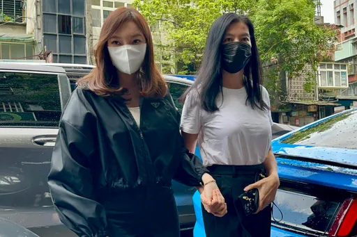 宽姐母丧|曾馨莹、林熙蕾牵手赴灵堂 待半小时「我们来关心宽姐」