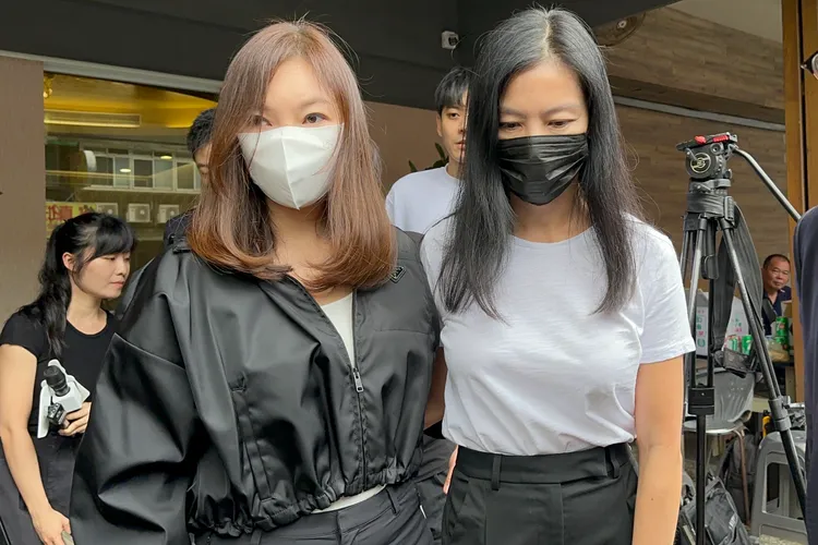 曾馨瑩（左）和林熙蕾來關心寬姐。特勤中心攝