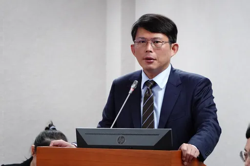 黃國昌上廁所問藍議員「會禮讓嗎」　綠委酸爆：上廁所就專心上吧