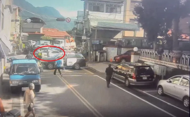 柯嫌突破警方攔截點，撞開機車後逃逸。民眾提供