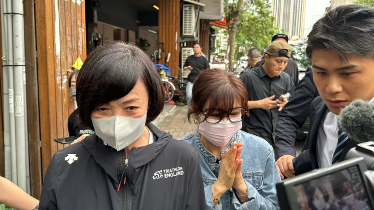 半小時後，蔡秋鳳雙手合十跟寶媽不發一語離開。特勤中心攝