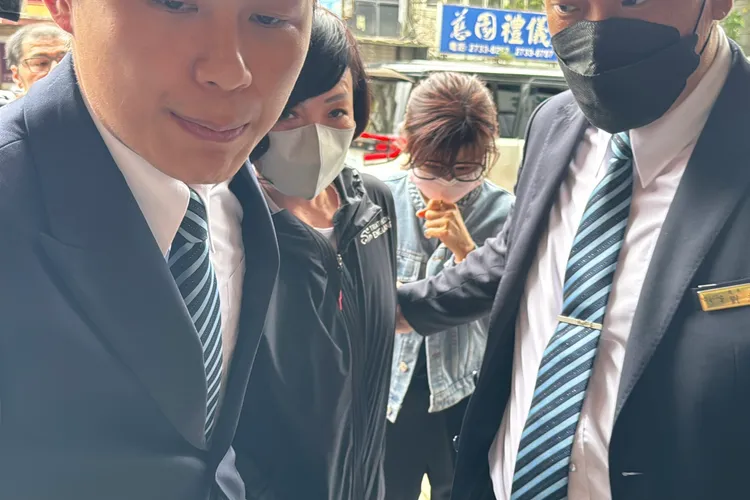 「台語歌后」蔡秋鳳跟寶媽一起來靈堂弔唁。特勤中心攝