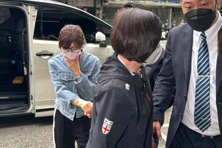 蔡秋鳳與寶媽前來靈堂弔唁。特勤中心攝