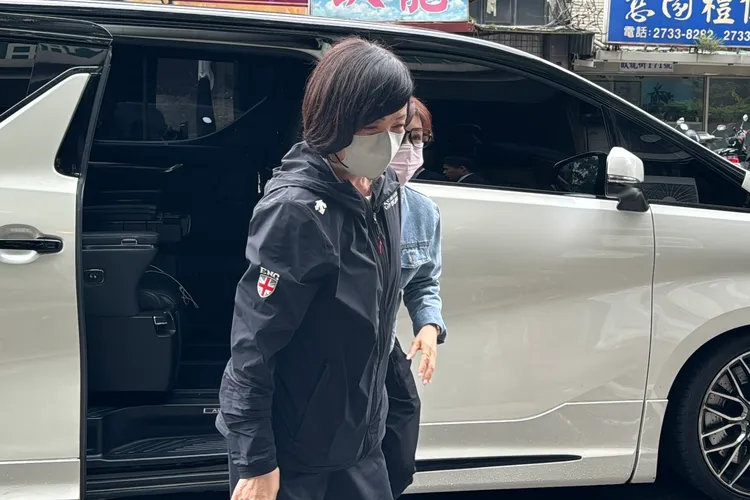 寶媽（左）牽著「台語歌后」蔡秋鳳下車，一起走進寬姐媽媽靈堂致哀。特勤中心攝