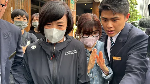 寬姐母喪｜「台語歌后」蔡秋鳳、寶媽靈堂弔唁　牽手安慰邱瓈寬