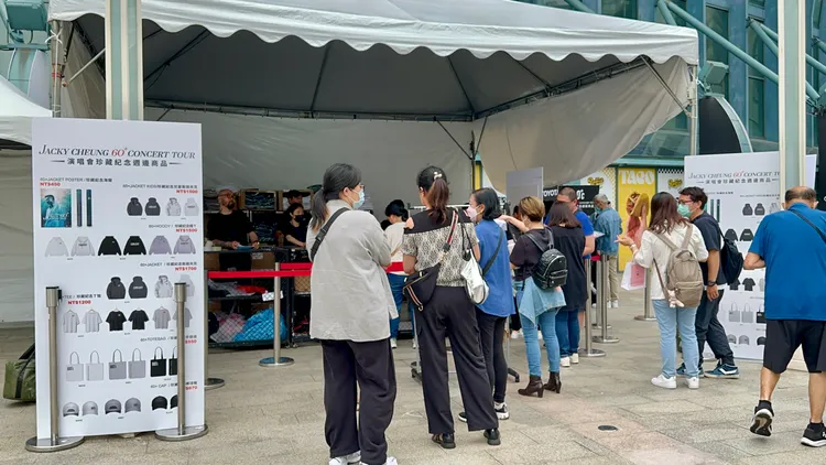 台北小巨蛋外，依舊有上百人在排隊選購，張學友演唱會珍藏紀念周邊商品。特勤中心攝