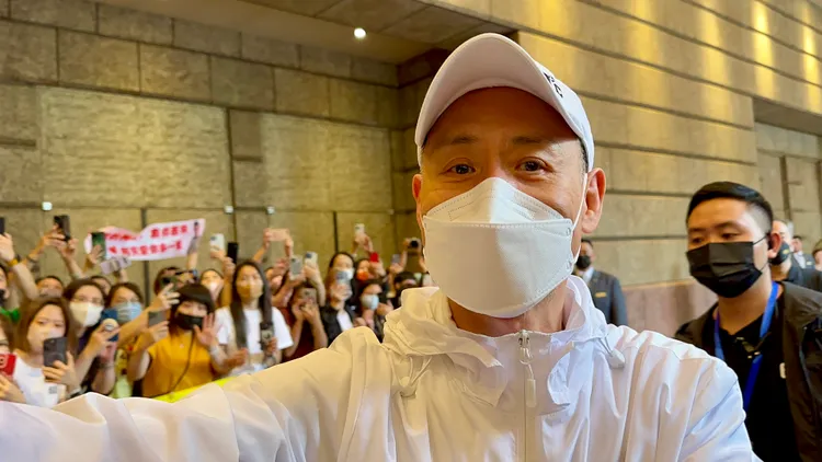 「歌神」張學友上週第3場演唱會，開心步出文華東方酒店，握手5分鐘寵百粉。特勤中心攝