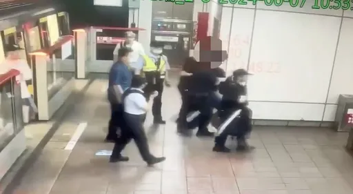 北捷驚魂!雨傘男情緒失控爆衝狂追無辜婦 5名正義哥齊壓制!警上銬管束