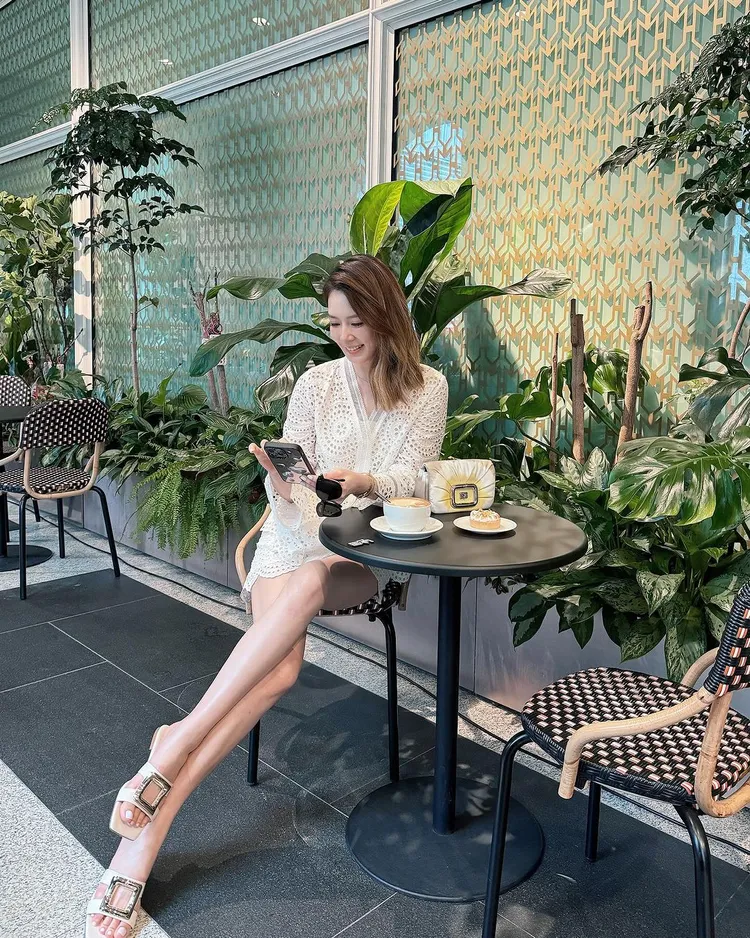 Melody腳踩Roger Vivier曬出超狂長美腿。翻攝melody IG